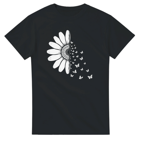 Vit blomma som förvandlas till fjärilar på svart t-shirt.
