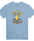 Färgglad illustration av en svalkande drink vid havet – t-shirt med citat