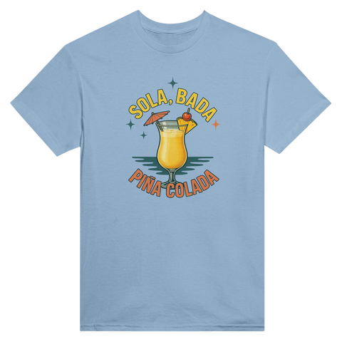 Färgglad illustration av en svalkande drink vid havet – t-shirt med citat