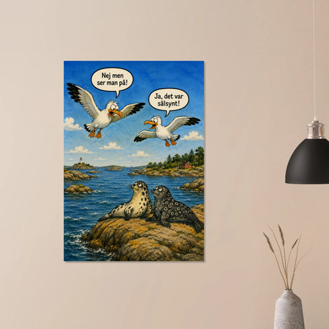 Inramad poster med skärgårdsmotiv och rolig text hängande i ett stilrent vardagsrum