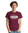 Modell i vinröd t-shirt med texten Larsson – A Family of Originals
