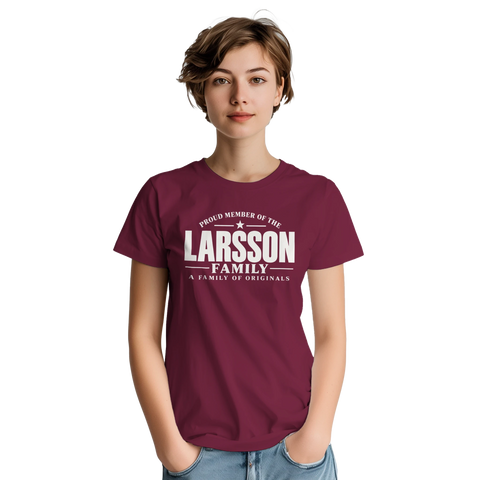 Modell i vinröd t-shirt med texten Larsson – A Family of Originals