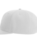 Vit snapback-keps med platt skärm, sidovy.