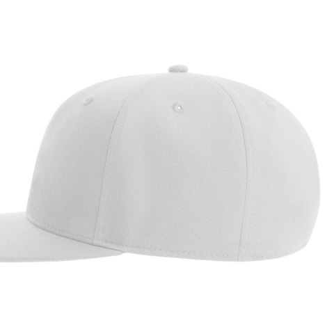 Vit snapback-keps med platt skärm, sidovy.