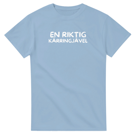 En riktig kärringjävel" text i vitt på ljusblå t-shirt.
