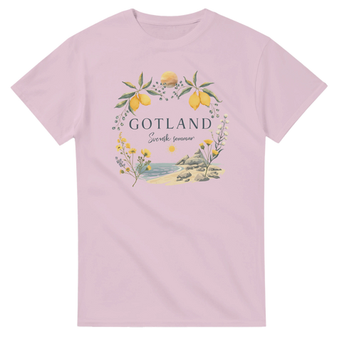 Somrigt motiv med hav, sol och natur på Gotland – rosa t-shirt