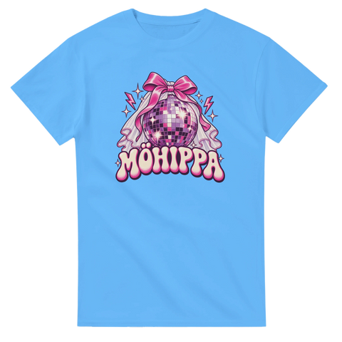 Ljusblå t-shirt med texten ”Möhippa”, discokula, rosa rosett och brudslöja.