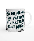 Kaxig text med citat om att världen kretsar runt mig – rolig mugg