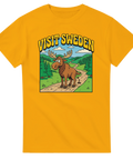 Gul t-shirt med grafisk illustration av en bajsande älg i svensk skog