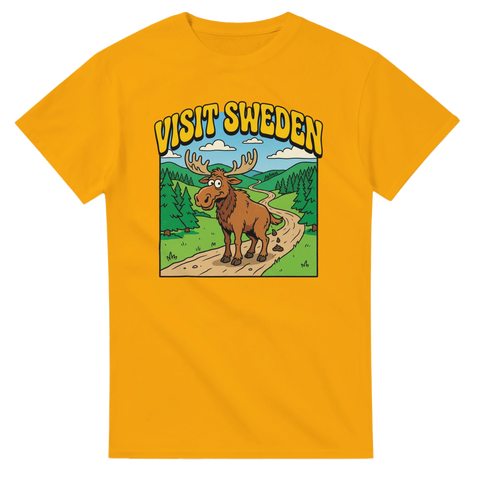 Gul t-shirt med grafisk illustration av en bajsande älg i svensk skog