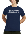 T-shirt med tryck och texten ”Om du vill skrämmas är jag rädd för öl” – produktbild från Shirty.