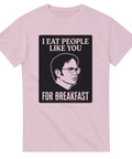 Ljusrosa t-shirt med spetsig humoristisk text och karaktärstryck