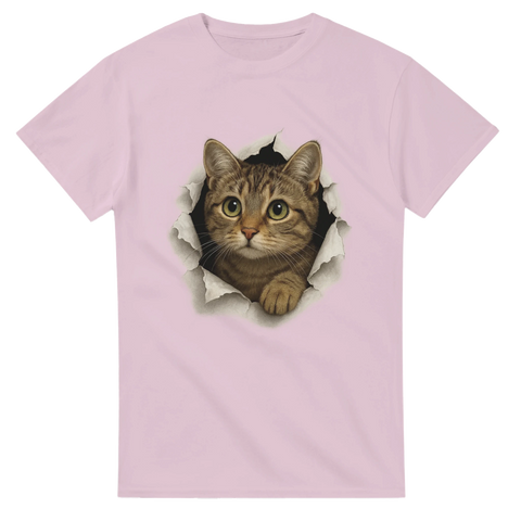 Ljusrosa t-shirt med samma 3D-kattmotiv: katten bryter sig ut ur tröjan.

