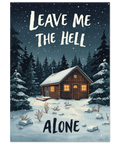 Illustration av en snöig timmerstuga i en granskog under en stjärnklar vinternatt med texten Leave me the hell alone.