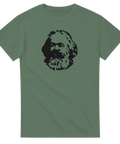 Svart stiliserat porträtt av Karl Marx på olivgrön t-shirt.