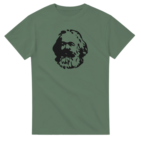 Svart stiliserat porträtt av Karl Marx på olivgrön t-shirt.