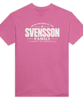 Rosa t-shirt med texten Svensson – A Family of Originals