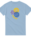 Stiliserade gula, lila och blå blommor med texten "SOMMAR" på ljusblå t-shirt.
