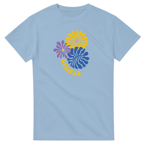 Stiliserade gula, lila och blå blommor med texten "SOMMAR" på ljusblå t-shirt.