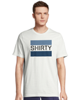 Man bär vit t-shirt med klassiskt blocktryck i blått