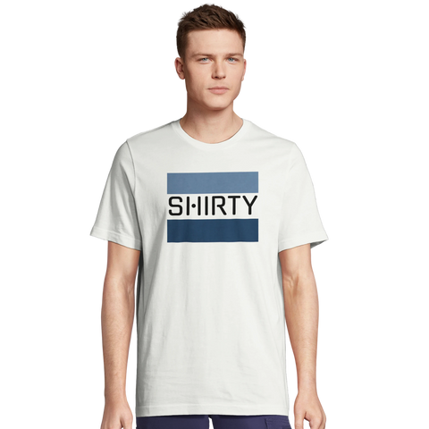Man bär vit t-shirt med klassiskt blocktryck i blått