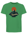 Bergssol-tryck med orange sol, mörka berg och ljusa kullar på grön ekologisk t-shirt.