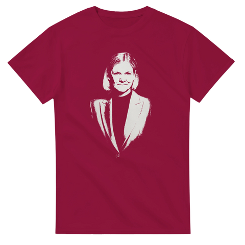 Modern illustration av Magdalena Andersson på en vinröd t-shirt