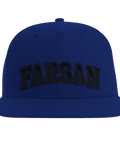 Farsan" text i svart blockstil med kontur på blå snapback keps med platt skärm.