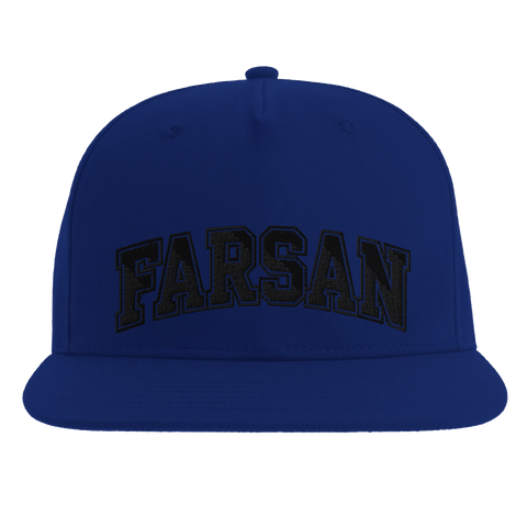Farsan" text i svart blockstil med kontur på blå snapback keps med platt skärm.