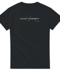 Minimalistisk logotyp med texten Shirty/Shirty på en svart t-shirt