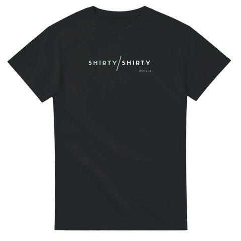 Minimalistisk logotyp med texten Shirty/Shirty på en svart t-shirt