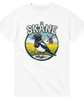 Grafisk illustration av en skata i keps framför rapsfält – vit t-shirt
