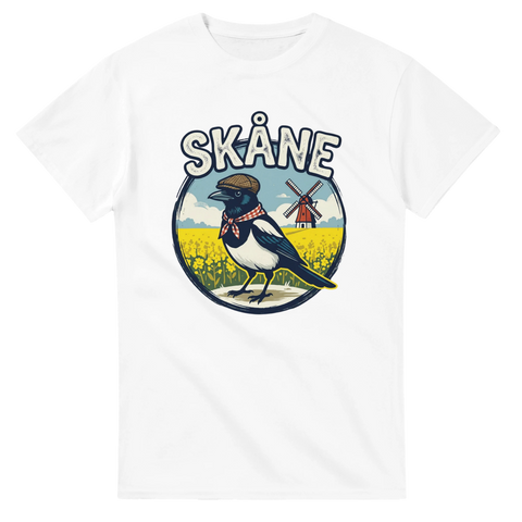 Grafisk illustration av en skata i keps framför rapsfält – vit t-shirt
