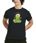 Man bär en svart t-shirt med vintage-inspirerat blommigt motiv och budskapet Be Kind