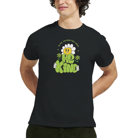 Man bär en svart t-shirt med vintage-inspirerat blommigt motiv och budskapet Be Kind