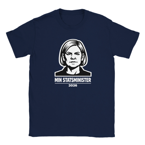 Mörkblå t-shirt med statement-design föreställande Magdalena Andersson inför valet 2026