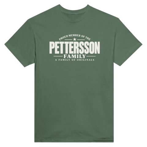 Olivgrön t-shirt med texten Pettersson – A Family of Originals
