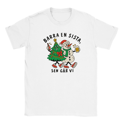 Vit t-shirt med en julgran och snögubbe som skålar och texten ”Barra en sista, sen går vi”.