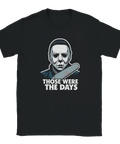 Illustrerad t-shirt med skräckmask och motorsåg i nostalgisk sticker-stil