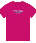Grafisk supporterdesign med texten Sverige VM 2026 på rosa t-shirt