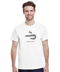 Man bär vit t-shirt med minimalistiskt ål-tryck och vetenskapligt namn