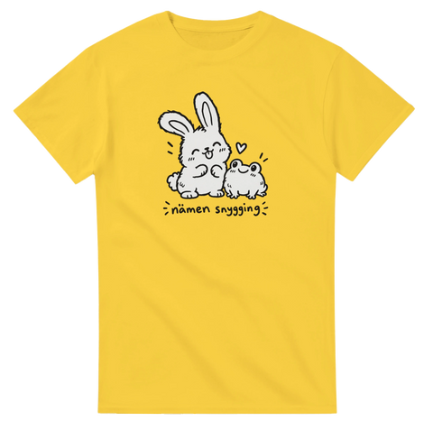 Gul t-shirt med en kanin och en groda med hjärta och texten Nämen snygging.