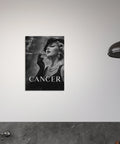 Svartvit poster med elegant kvinna som röker cigarett, texten "CANCER" i vitt.