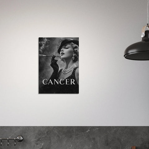 Svartvit poster med elegant kvinna som röker cigarett, texten "CANCER" i vitt.