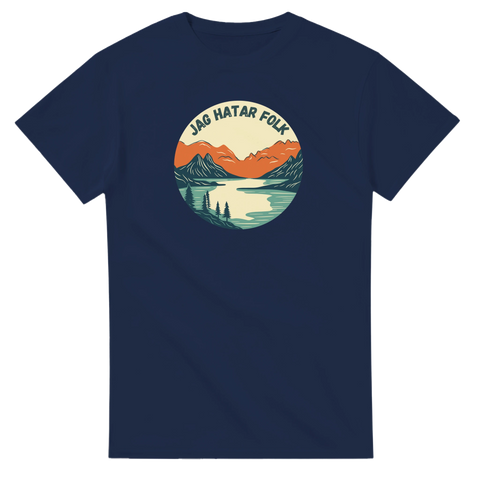 Marinblå t-shirt med ett cirkulärt tryck som visar ett bergslandskap med sjö och träd, samt texten "JAG HATAR FOLK".