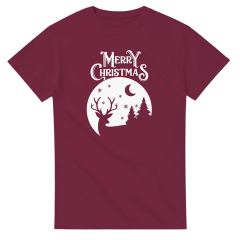 Vinröd t-shirt med vitt tryck av ren framför måne och granar samt texten “Merry Christmas” – perfekt jultröja för högtiden.