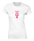 Vit damt-shirt med rosa feministisk symbol och texten "Feminist? Javisst!"