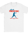 Vit t-shirt med röd och blå retrotext “Club Pingpong – Smash, Sweat, Repeat” och blå silhuett av pingisspelare.