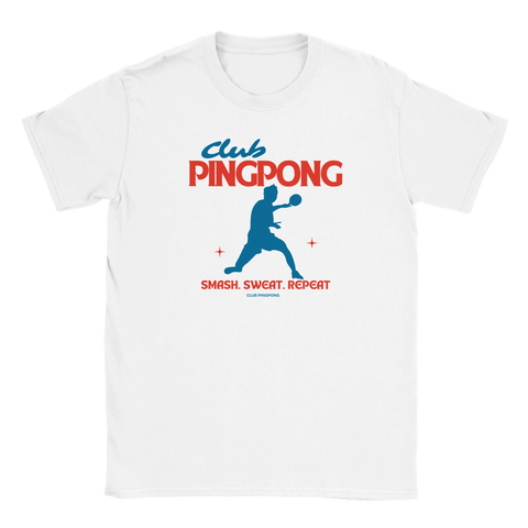 Vit t-shirt med röd och blå retrotext “Club Pingpong – Smash, Sweat, Repeat” och blå silhuett av pingisspelare.