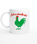 Vit mugg med grön tupp och röd text “Cock-a-doodle-doo!” i retrostil